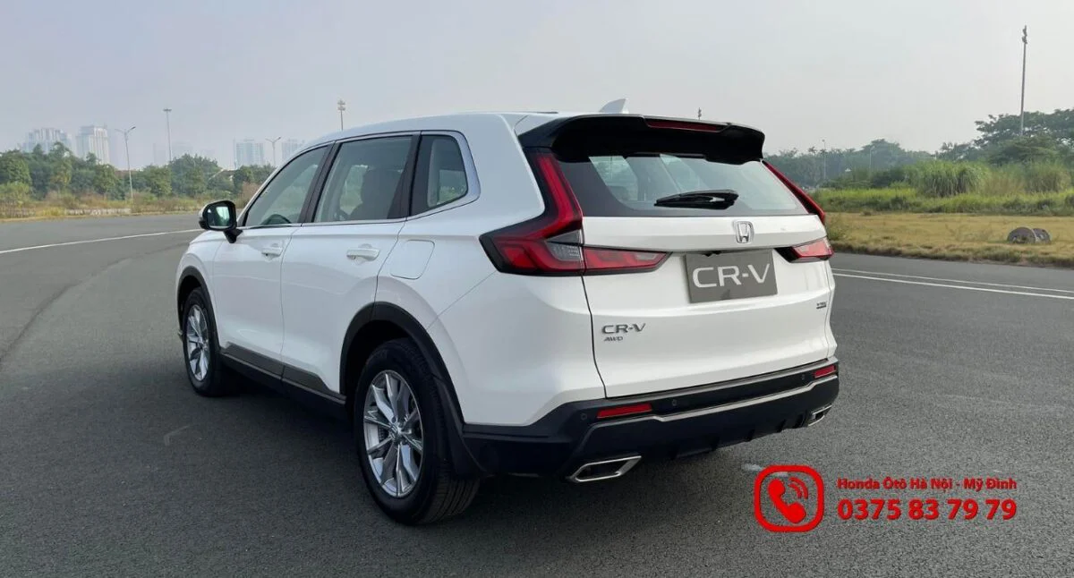 Ống xả kép mạ crome tạo điểm nhấn cho phần đuôi