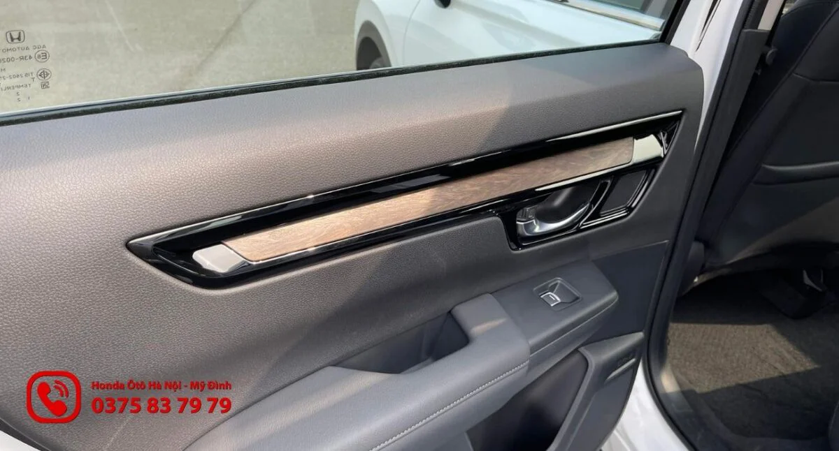 Cánh cửa xe Honda CR-V được làm từ chất liệu hợp kim cao cấp.