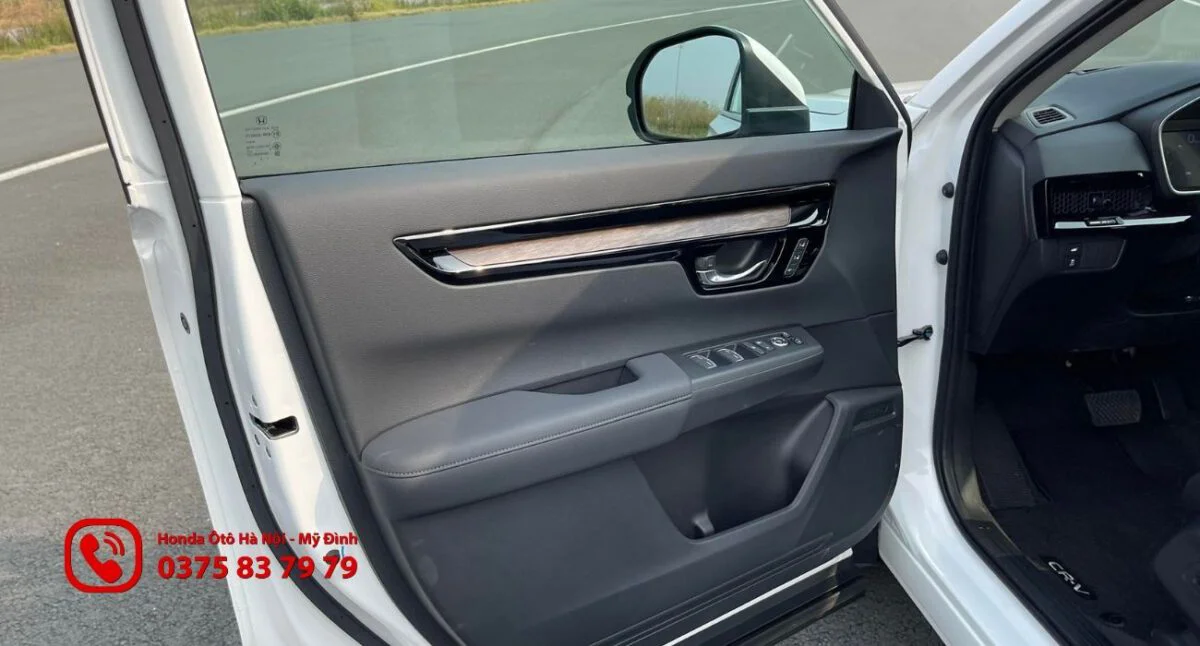 Cánh cửa xe Honda CR-V được làm từ chất liệu hợp kim cao cấp.