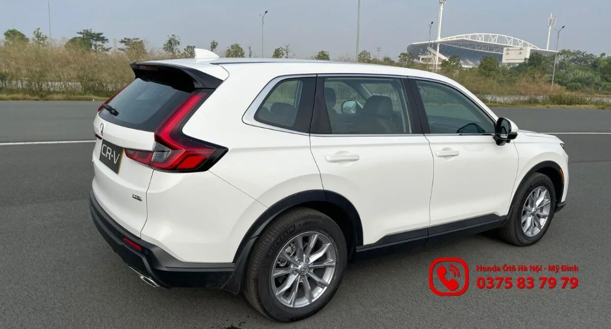 Thiết kế thân xe CRV trông bề thế với đường dập nổi tạo nét