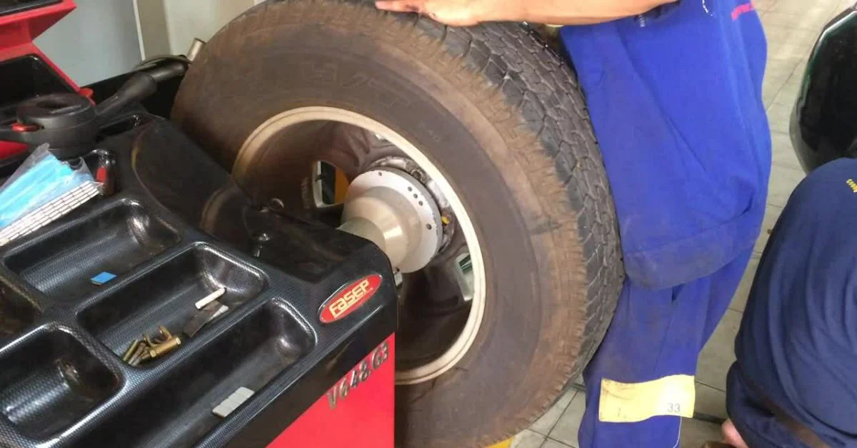 Cân bằng động bánh xe khi thấy lốp bị mài mòn hoặc rách (Ảnh: Sưu tầm Internet)