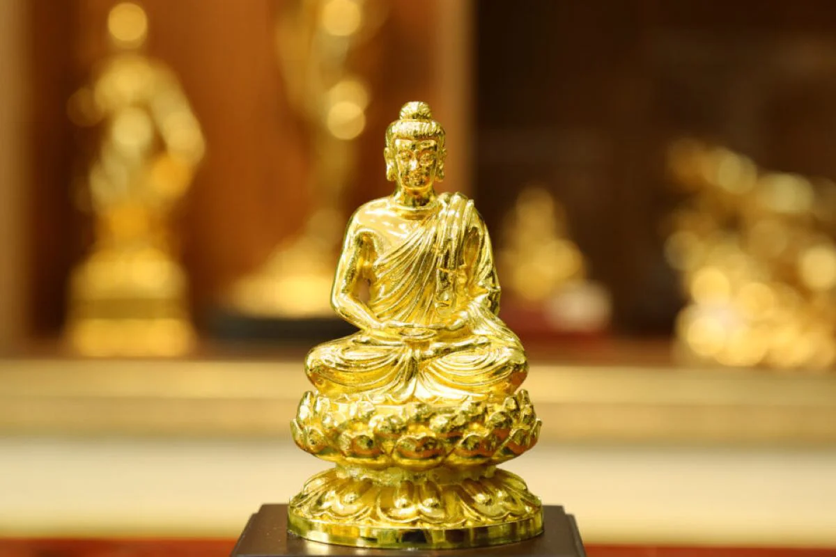 Đặt tượng Phật mạ vàng để mang tài lộc về với chủ xe mệnh Kim (Ảnh: Sưu tầm Internet)