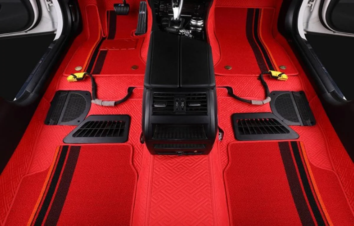 Màu đỏ thuộc mệnh Hỏa thích hợp chọn cho lót sàn xe người mệnh Thổ (Ảnh: Sưu tầm Internet)