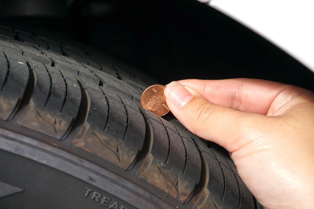 Chú ý kiểm tra nếu thấy lốp ô tô bị mòn bất thường (Ảnh: Sưu tầm Internet)