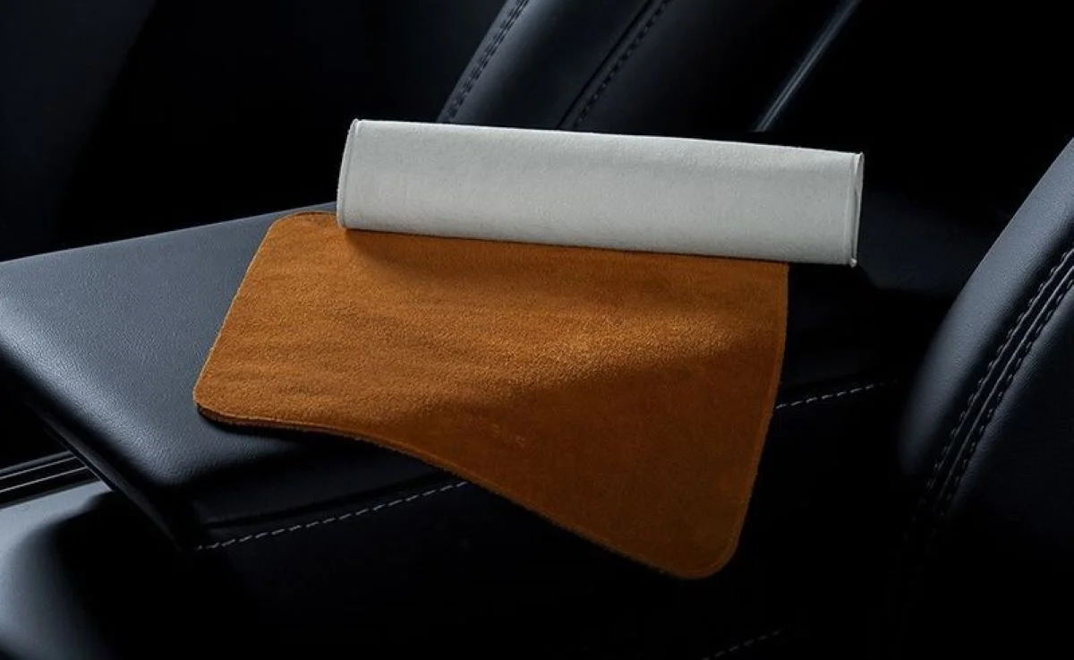 Bảo dưỡng ghế da trên ô tô nên chọn khăn mềm chuyên dụng (Ảnh: Sưu tầm Internet)
