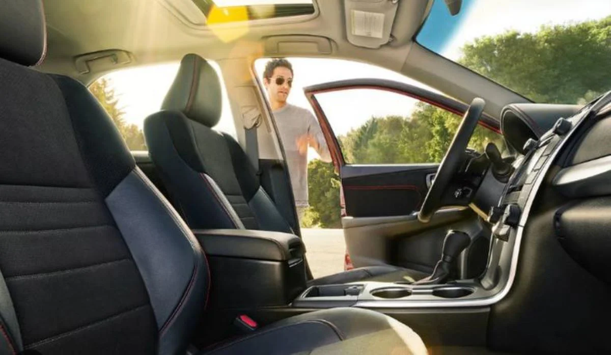 Đậu ô tô dưới trời nắng nên mở hé cửa để giảm nhiệt trong xe (Ảnh: Sưu tầm Internet)
