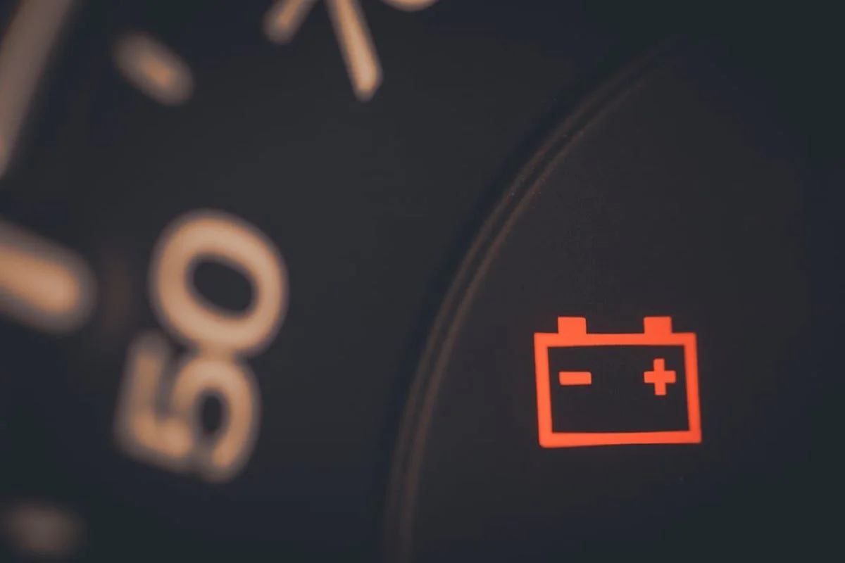 Cần bảo dưỡng máy phát ô tô ngay nếu thấy đèn báo ắc quy sáng mãi không tắt (Ảnh: Sưu tầm Internet)