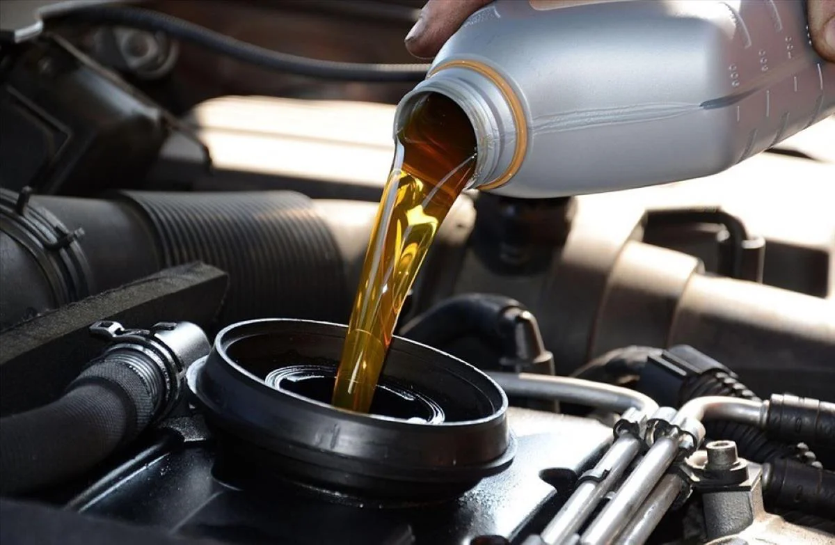 Thay dầu cho động cơ là 1 trong các mốc bảo dưỡng ô tô rất quan trọng (Ảnh: Sưu tầm Internet)