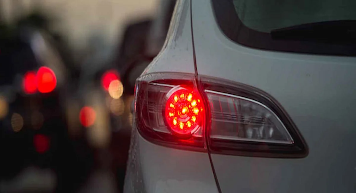 Đèn hậu ô tô là một bộ phận phát sáng giúp đảm bảo an toàn khi xe di chuyển (Ảnh: Sưu tầm internet)