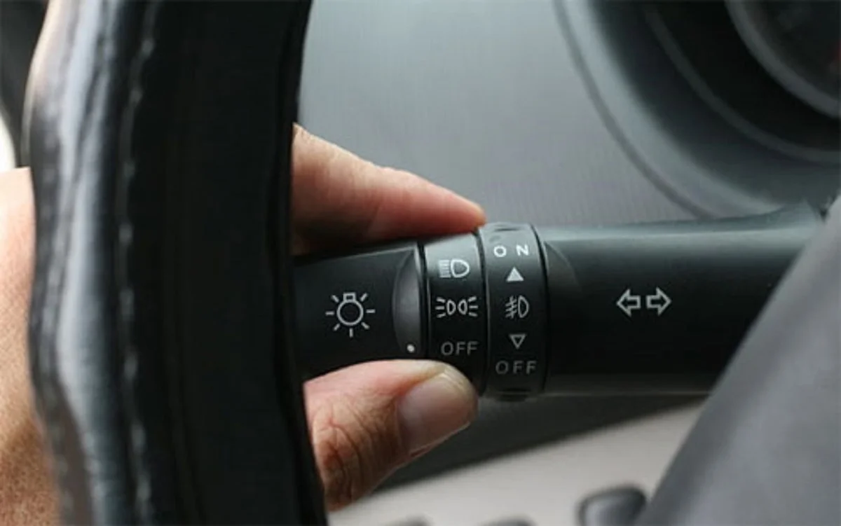 Đèn sau ô tô sử dụng chung công tắc với đèn phía trước (Ảnh: Sưu tầm internet)