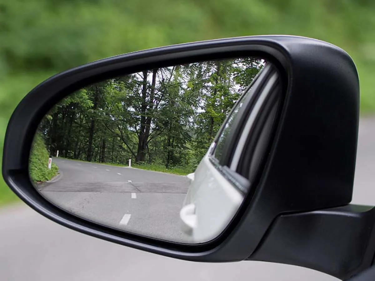 Gương chiếu hậu ô tô (rear-view mirror hay rear-vision mirror) (Ảnh: Sưu tầm internet)