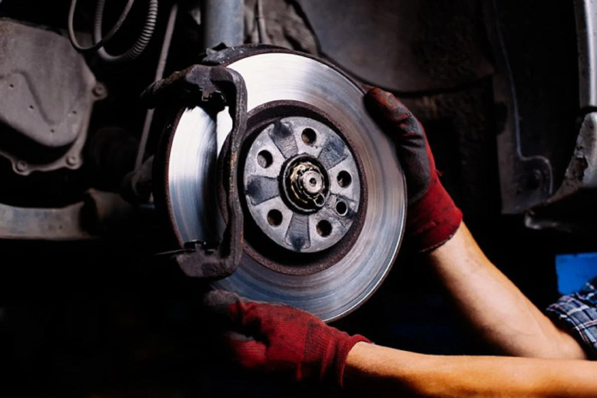 Dầu giúp cho piston chuyển động và đĩa có thể áp vào bánh xe (Ảnh: Sưu tầm internet)