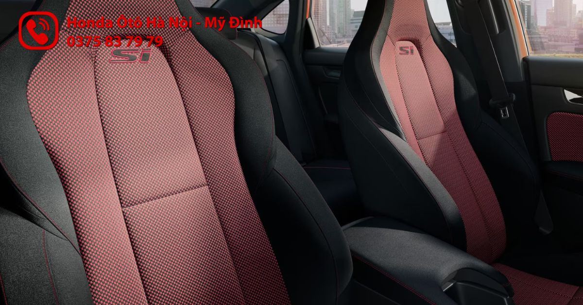 Ghế trước của Civic Si được gia cố để hỗ trợ khi vào cua và được tạo điểm nhấn bằng những đường khâu và miếng đệm màu đỏ độc quyền. Ghế trước Si nhẹ, đặc trưng được trang trí bằng các đường khâu màu đỏ và giúp bạn luôn được hỗ trợ và cố định khi vào cua.