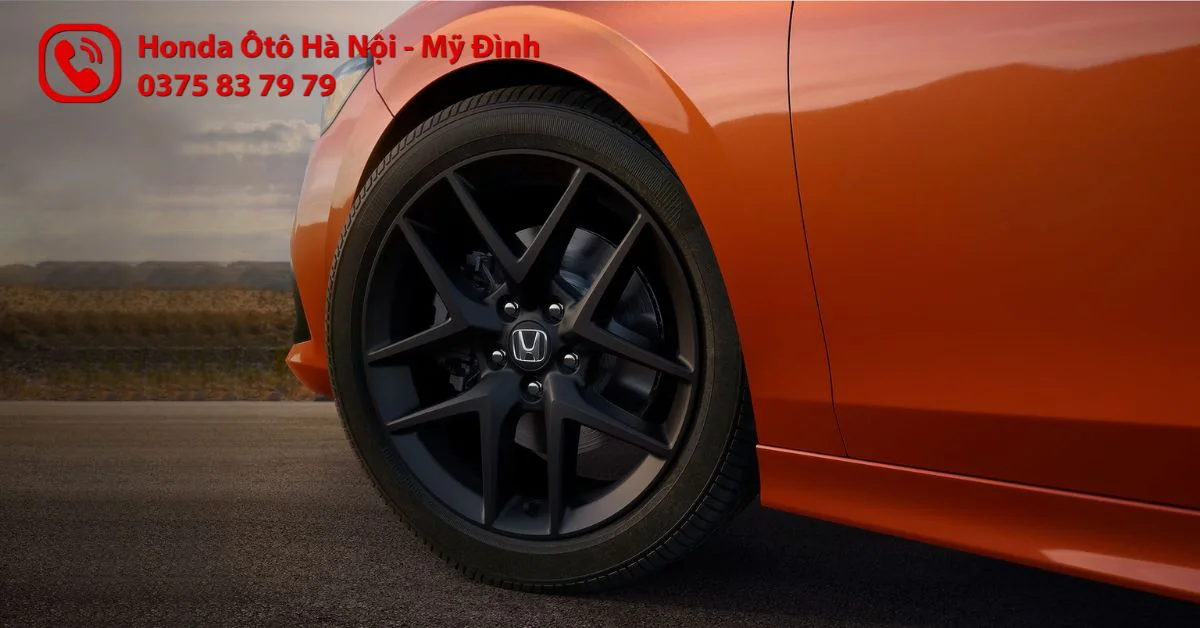 Civic Si nhận được sự ấn tượng hơn nhờ bánh xe hợp kim 18 inch màu đen mờ