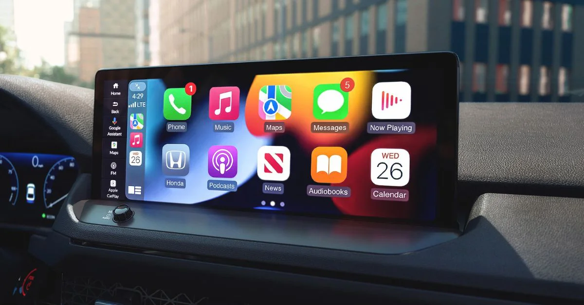 Khả năng tương thích Apple CarPlay là tiêu chuẩn trên mọi Accord, cho phép bạn truy cập vào ứng dụng bản đồ, âm thanh và nhắn tin trên iPhone thông qua màn hình cảm ứng. Và với tiêu chuẩn tương thích không dây trên các phiên bản Hybrid, bạn có thể kết nối mà không cần cáp.