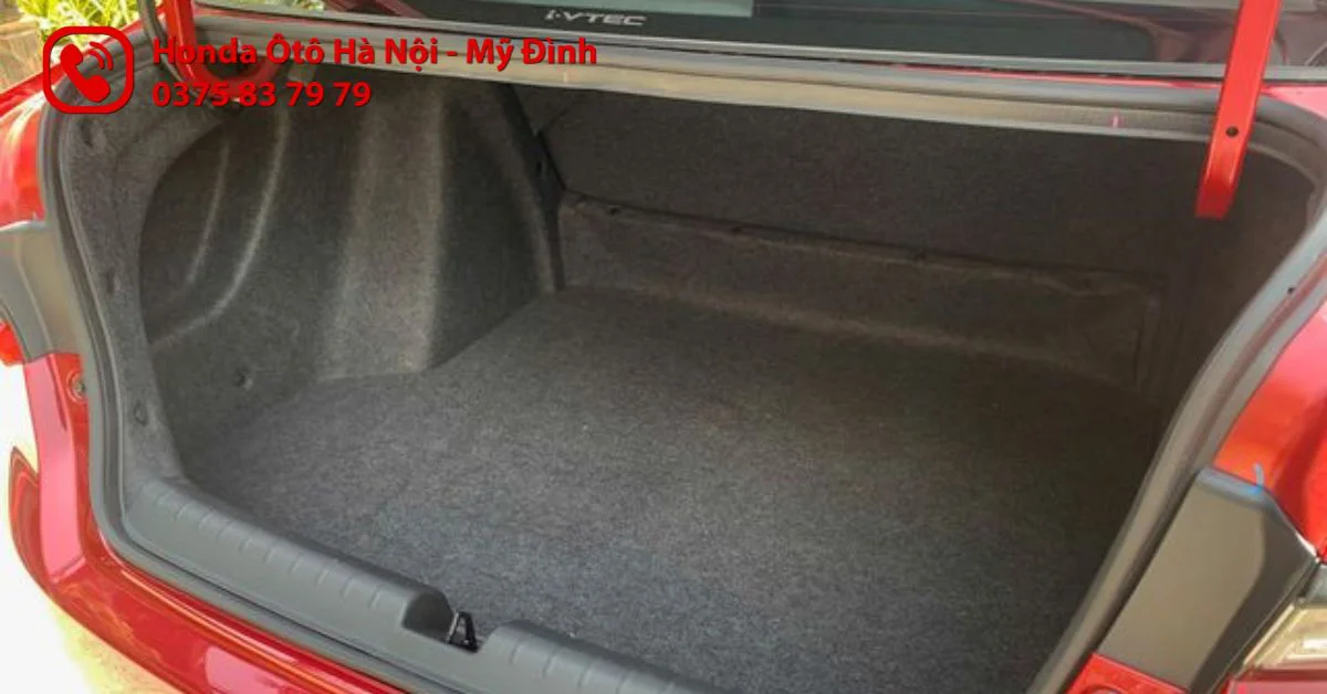 Với dung tích tiêu chuẩn lên tới 536 lít, khoang hành lý trên xe Honda City RS 2023 có sức chứa được 3 vali cỡ lớn hoặc 5-6 vali cỡ nhỏ xếp tầng, đủ cho cả gia đình trong những chuyến đi dài ngày.