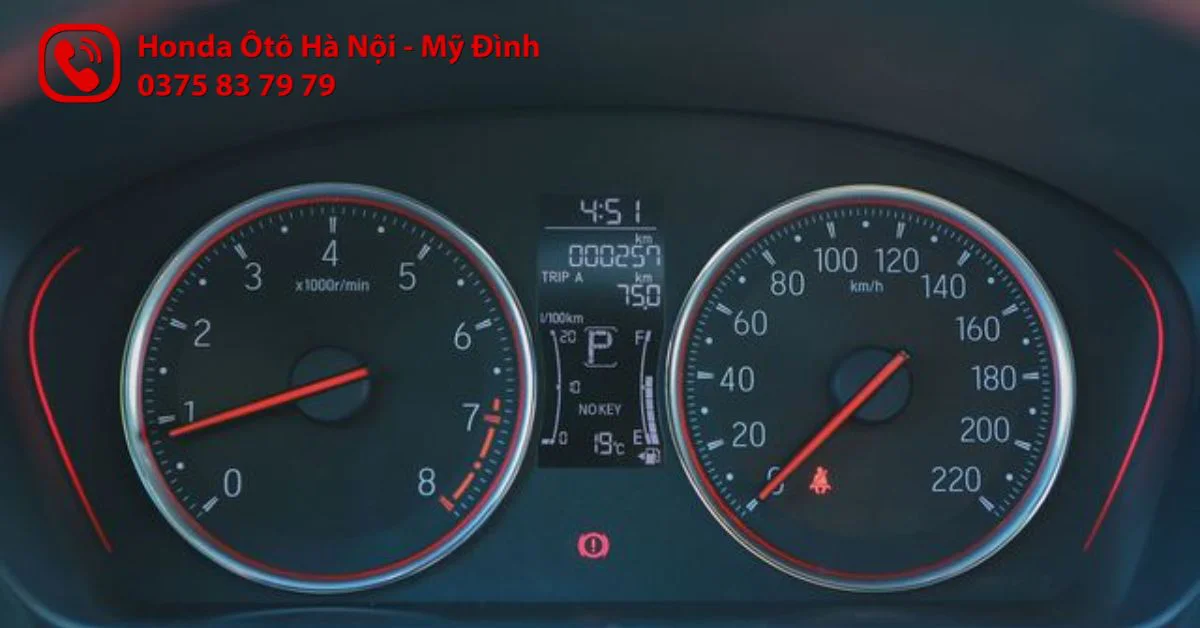 Bảng đồng hồ trên xe Honda City RS 2023 vẫn sử dụng dang analog truyền thống kết hợp màn hình đơn sắc ở giữa. Giao diện đồng hồ được thiết kế khá tỉ mỉ và bắt mắt từng chi tiết.