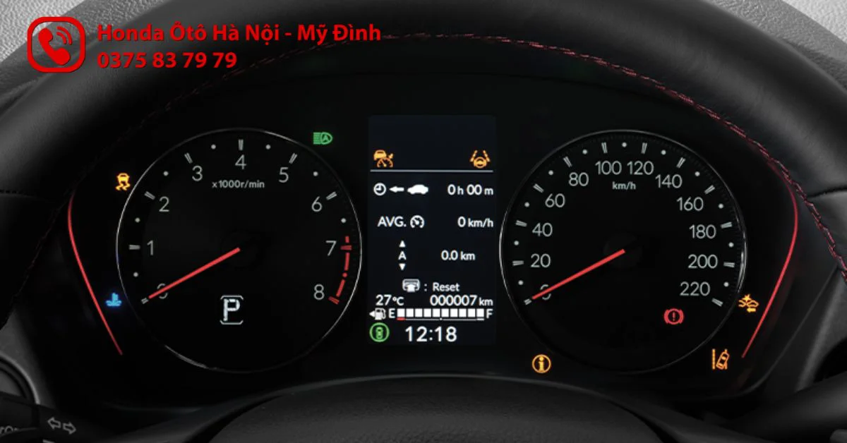 Đồng hồ analog kết hợp màn hình 4.2 inch hiển thị sắc nét với điểm nhấn thiết kế viền đỏ thể thao được bố trí thuận tiện với tầm mắt người lái.