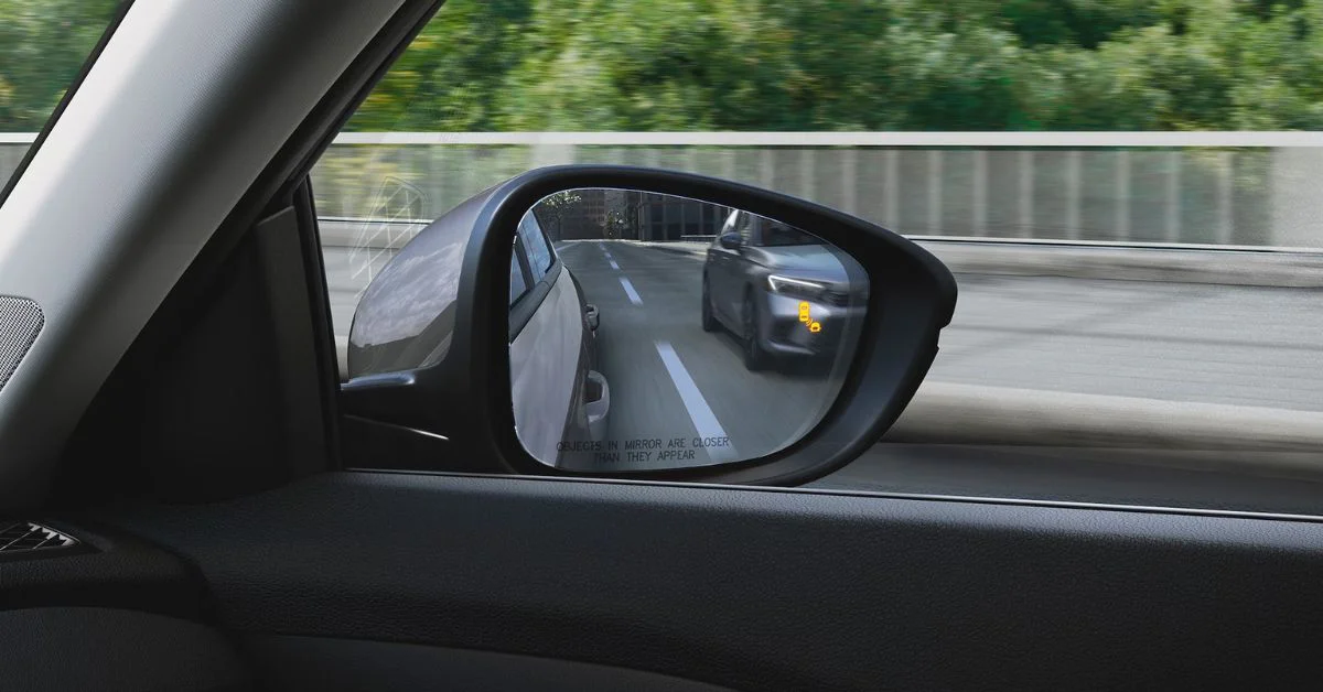 Hệ thống thông tin điểm mù (BSI) sử dụng các cảm biến ở cản sau để cảnh báo bạn khi phát hiện có phương tiện đang đến gần ở làn đường liền kề. Khi bạn lùi xe, giám sát phương tiện cắt ngang có thể cảnh báo bạn về sự hiện diện của các phương tiện được phát hiện bằng cảnh báo âm thanh và các mũi tên trên màn hình camera chiếu hậu.