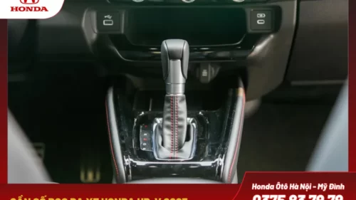 Cần số bọc da (L, RS) với thiết kế vừa vặn, dễ dàng thao tác chuyển số. Khu vực cần số bố trí gọn gàng, tích hợp phanh tay điện tử và giữ phanh tự động.