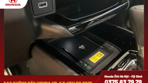 Nhiều cổng sạc USB và sạc không dây được bố trí tiện lợi cho cả hàng ghế trước và sau. Đảm bảo các thiết bị điện tử của bạn luôn sẵn sàng năng lượng.