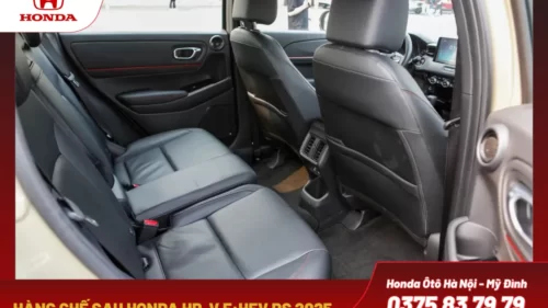 Hàng ghế sau rộng rãi, tích hợp tính năng Magic Seat gập linh hoạt độc đáo. Không gian thoải mái cho hành khách phía sau, có bệ tỳ tay (bản L, RS).