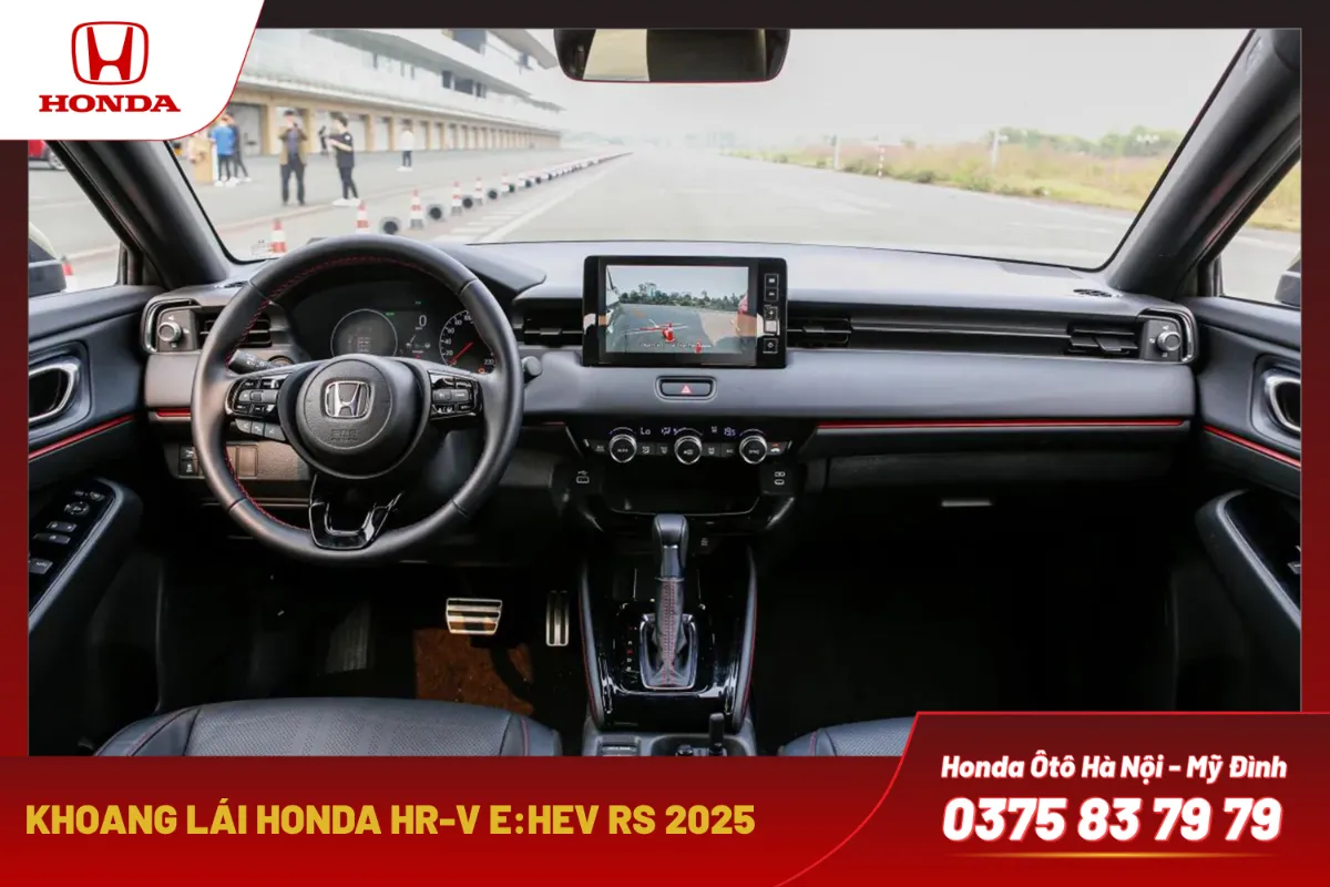 Khoang lái Honda HR-V 2025 thiết kế hiện đại, tập trung vào người lái. Bảng taplo thiết kế tối giản, sử dụng vật liệu chất lượng tạo cảm giác cao cấp. Taplo hướng nhẹ về người lái, thuận tiện cho việc quan sát và điều khiển.