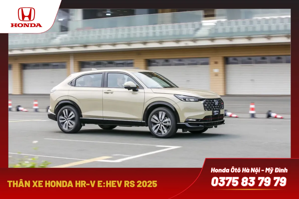 Thân xe HR-V 2025 với đường gân dập nổi khỏe khoắn. Thiết kế mang phong cách SUV lai Coupe thời thượng. Với tay nắm cửa sau ẩn trên cột C giúp thân xe trông liền mạch và thể thao hơn.