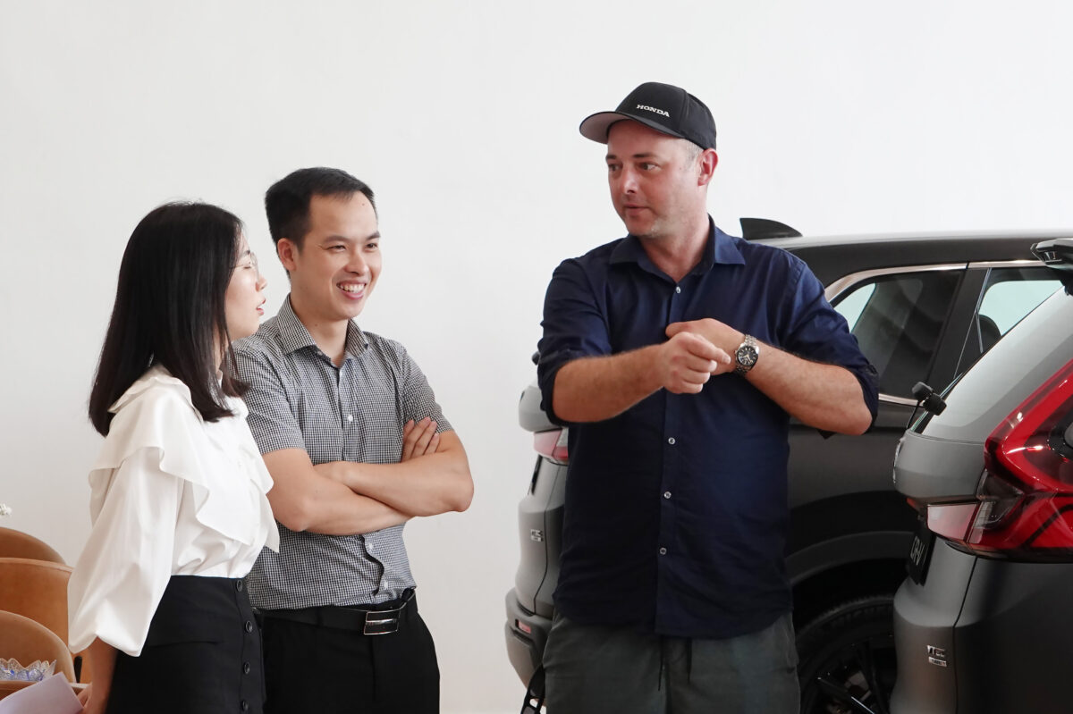 Đoàn khách đến từ New Zealand thể hiện sự bất ngờ và hào hứng khi trực tiếp tham quan showroom