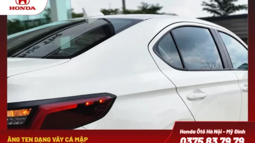 Ăng ten vây cá mập được đặt trên nóc xe, giúp cải thiện tín hiệu radio và giảm thiểu lực cản không khí khi xe di chuyển.