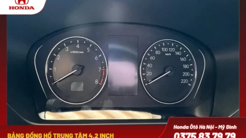 Bảng đồng hồ trung tâm kết hợp hiển thị analog với màn hình màu 4.2 inch, cung cấp thông tin rõ ràng, giúp người lái dễ dàng theo dõi trong suốt hành trình.