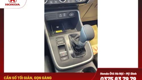 Cần số được thiết kế tối giản và gọn gàng, với các nút bấm điều khiển hiện đại thay cho kiểu truyền thống, tối ưu hóa không gian khoang lái.