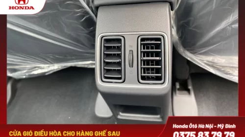 Cửa gió điều hòa cho hàng ghế sau, đảm bảo mọi vị trí ngồi đều được làm mát.