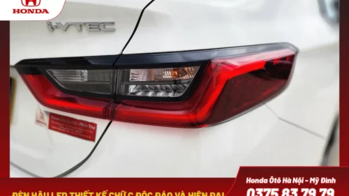 Đèn hậu LED thiết kế chữ C độc đáo và hiện đại, kết hợp với đèn phanh LED treo cao, giúp phần đuôi xe nổi bật và đảm bảo an toàn khi phanh gấp.