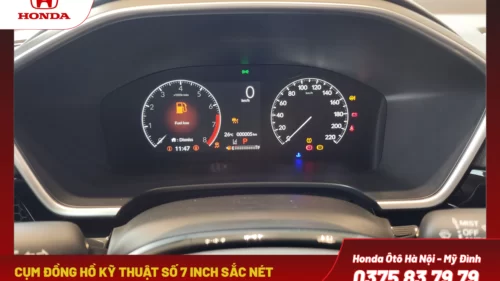 Cụm đồng hồ trung tâm là màn hình kỹ thuật số 7 inch sắc nét, hiển thị đầy đủ thông tin về tốc độ, mức nhiên liệu, hành trình và các trạng thái vận hành của xe.