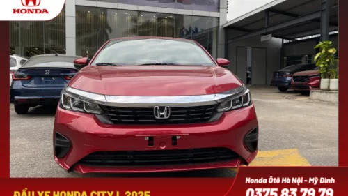 Đầu xe nổi bật, với cản trước được thiết kế thể thao, hốc hút gió lớn, mang đến vẻ ngoài năng động.