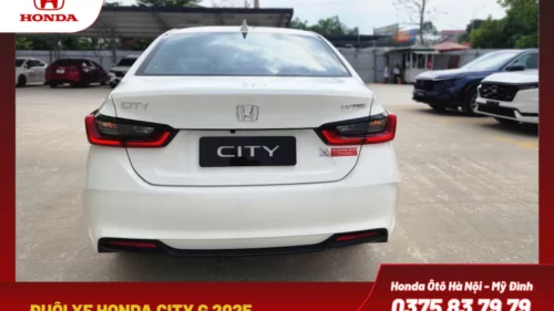 Đuôi xe Honda City G nổi bật với cản sau chắc chắn, cùng ống xả được giấu kín tinh tế, mang lại diện mạo thể thao nhưng vẫn thanh lịch như của Toyota và Hyundai.