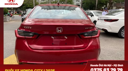 Đuôi xe thiết kế gọn gàng, hiện đại với cản sau được thiết kế thể thao, tích hợp đèn phản quang tăng tính an toàn khi di chuyển trong đêm.