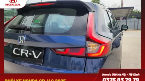 Phần đuôi xe được thiết kế bề thế với cụm đèn hậu LED chữ L sắc nét, cản sau góc cạnh tích hợp ống xả kép mạ chrome, tạo nên vẻ mạnh mẽ và hiện đại đặc trưng.