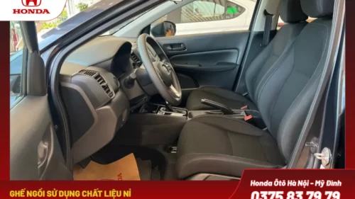 Ghế ngồi sử dụng chất liệu nỉ mềm mại, mang lại sự thoải mái nhưng vẫn dễ dàng vệ sinh trong điều kiện khí hậu nóng ẩm.