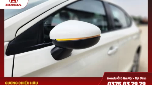 Gương chiếu hậu tích hợp đèn LED báo rẽ và tính năng gập điện linh hoạt, đem lại sự tiện lợi và phong cách thể thao cho dòng sedan hạng B này.