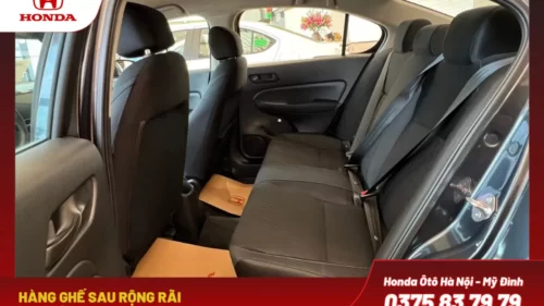 Hàng ghế sau của Honda City G được thiết kế rộng rãi, đủ chỗ cho ba người ngồi thoải mái, tích hợp tựa tay và hộc đựng cốc.