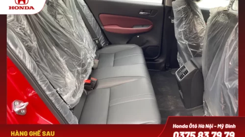 Hàng ghế sau rộng rãi có thể ngồi được 3 người lớn, tích hợp ngăn đựng tài liệu giúp hành khách dễ dàng cất giữ sách hoặc đồ dùng nhỏ.