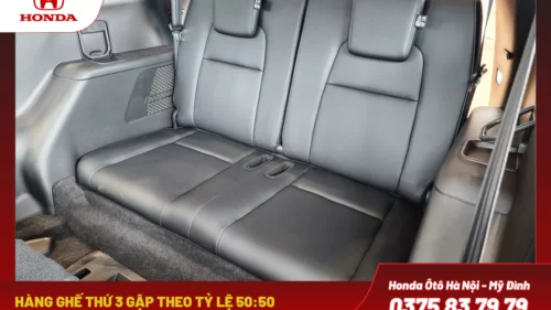 Hàng ghế thứ 3 gập được theo tỷ lệ 50:50, giúp tối ưu hóa không gian sử dụng giữa chở hành khách và chứa hành lý, phù hợp cho các nhu cầu di chuyển đa dạng.