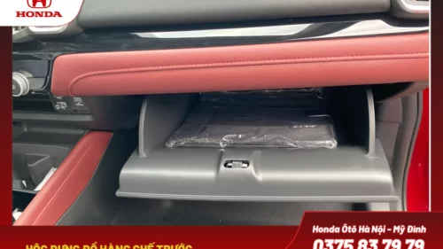 Hộc đựng đồ hàng ghế trước rộng rãi