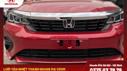 Lưới tản nhiệt thiết kế với các thanh ngang mạ crom, tạo cảm giác rộng rãi và tản nhiệt tốt.