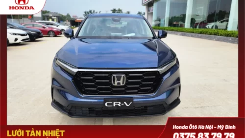 Đầu xe, ấn tượng với lưới tản nhiệt được thiết kế kiểu dáng lục giác sắc nét, nhấn nhá thêm các chi tiết chrome sáng bóng, làm tăng thêm vẻ ngoài mạnh mẽ.