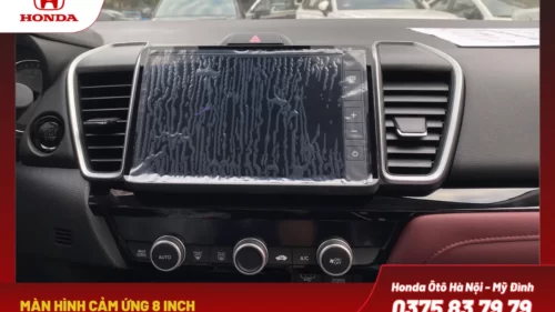 Màn hình cảm ứng 8 inch, hỗ trợ kết nối với điện thoại thông minh, tích hợp nhạc, bản đồ và các tính năng khác.