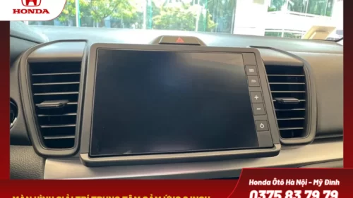 Màn hình giải trí trung tâm cảm ứng 8 inch hỗ trợ kết nối Bluetooth, USB và khả năng điều khiển bằng giọng nói giúp lái xe và hành khách dễ dàng sử dụng các tính năng.