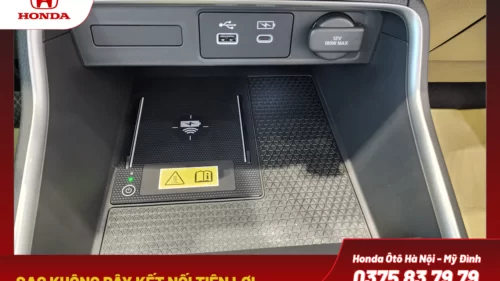 Xe được trang bị 1 cổng sạc USB và 3 cổng sạc Type-C, đảm bảo khả năng kết nối và sạc nhanh tiện lợi cho tất cả hành khách trên xe.